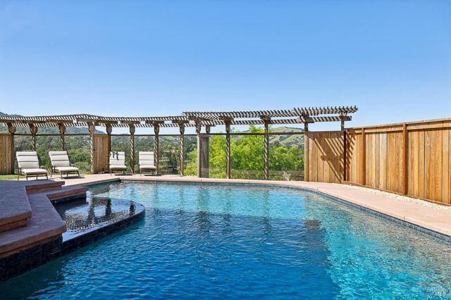 40 Miwok Dr, Novato, CA 94947