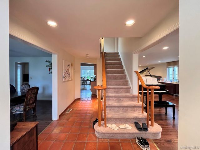 26 Polo Field Lane, Lake Success, NY 11020