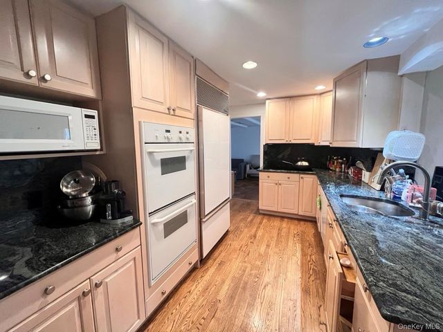 26 Polo Field Lane, Lake Success, NY 11020