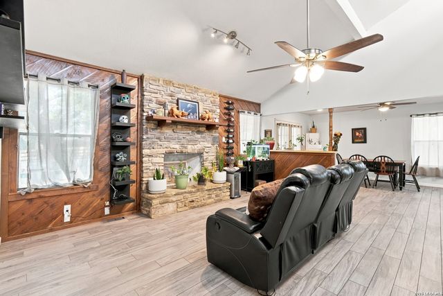 410 Susie Dr, Canyon Lake, TX 78133