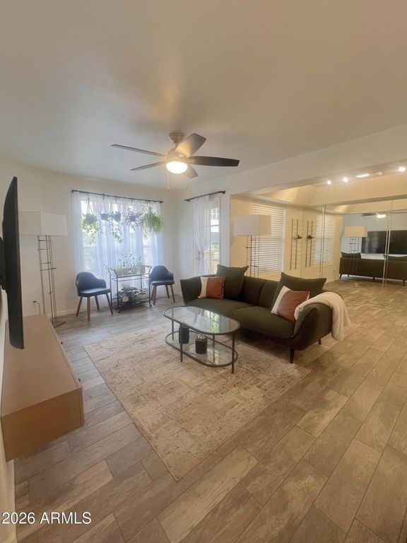 1333 E MORTEN Avenue 117, Phoenix, AZ 85020