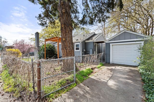 244 NE B Street, Grants Pass, OR 97526