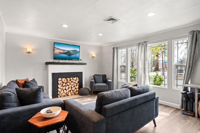 244 NE B Street, Grants Pass, OR 97526