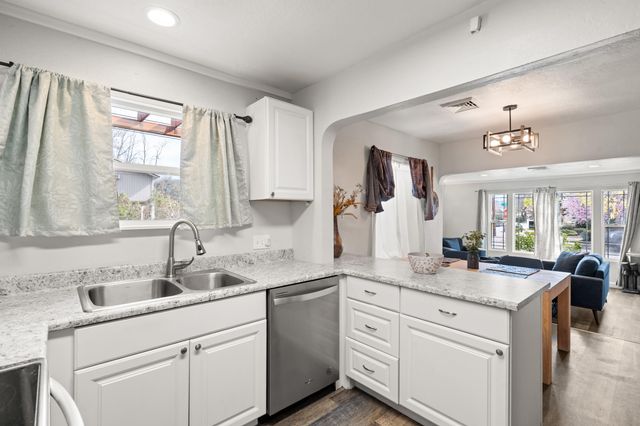 244 NE B Street, Grants Pass, OR 97526