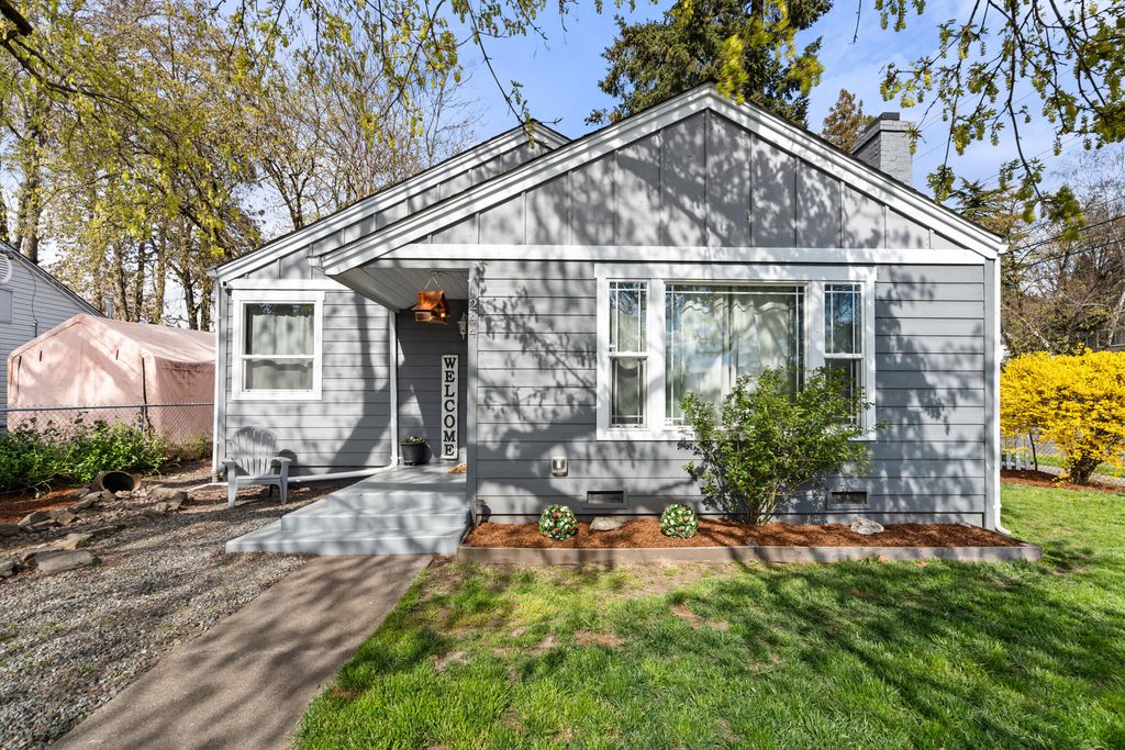 244 NE B Street, Grants Pass, OR 97526