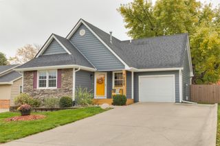 7000 Brookview Drive, Urbandale, IA 50322