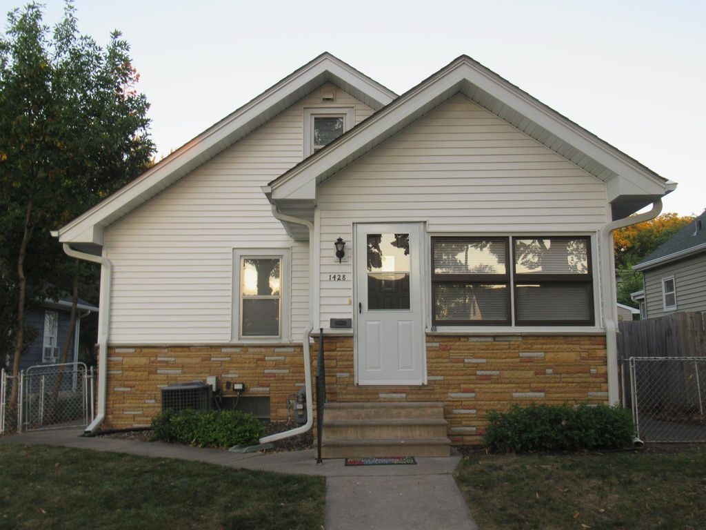 1428 Hazel Street N, Saint Paul, MN 55119