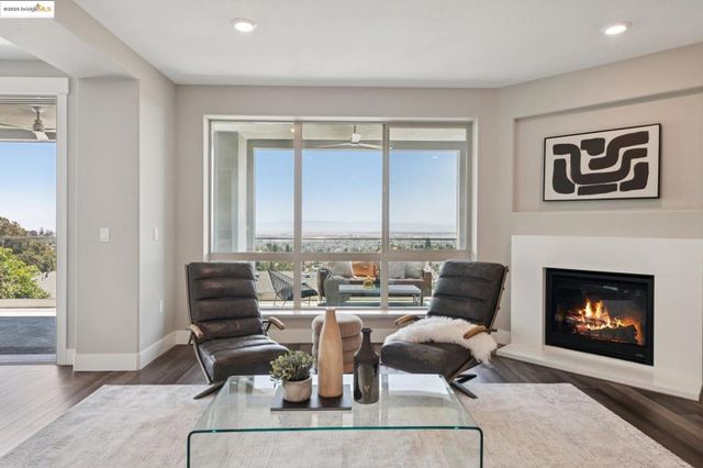 6757 Skyview Dr, Oakland, CA 94605