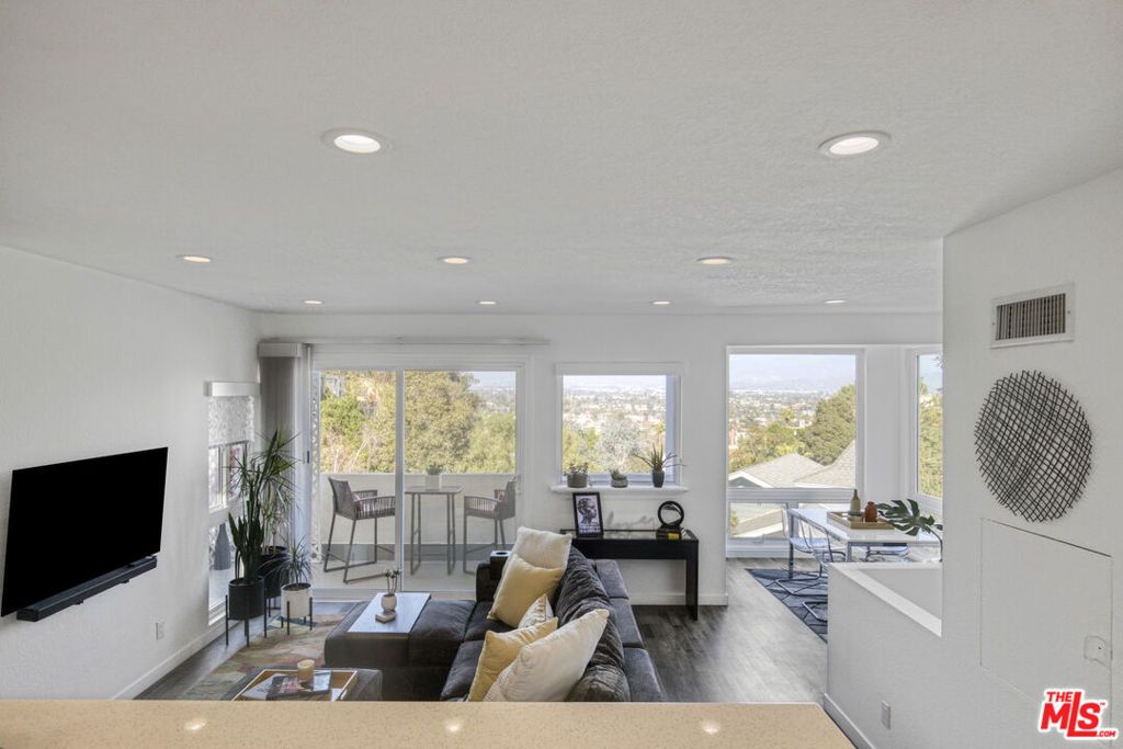 Image 13 of property listing at 4112 Vanetta Place, Studio City, CA 91604