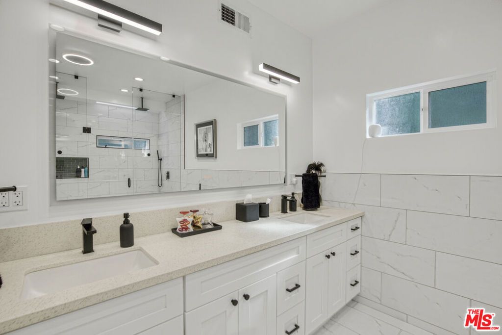Image 19 of property listing at 4112 Vanetta Place, Studio City, CA 91604