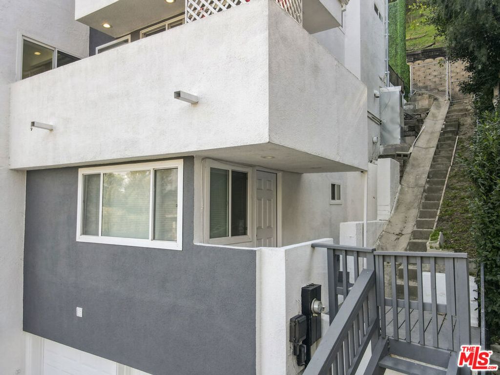Image 27 of property listing at 4112 Vanetta Place, Studio City, CA 91604