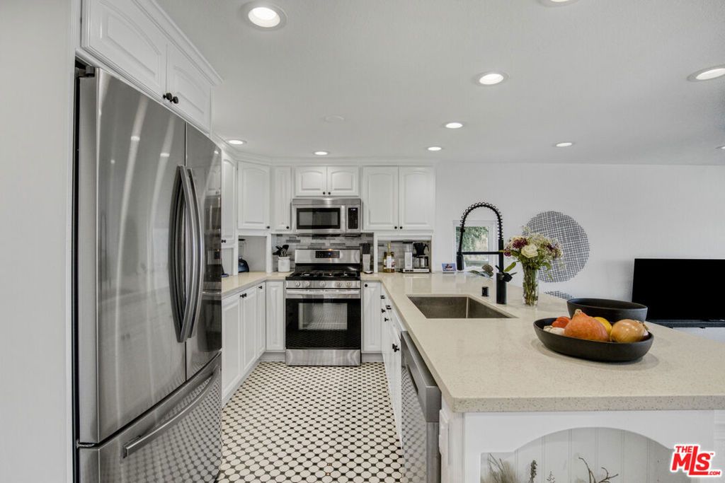 Image 6 of property listing at 4112 Vanetta Place, Studio City, CA 91604