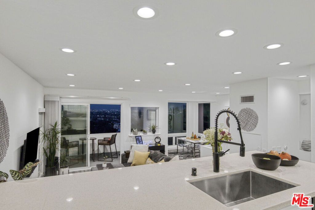 Image 8 of property listing at 4112 Vanetta Place, Studio City, CA 91604