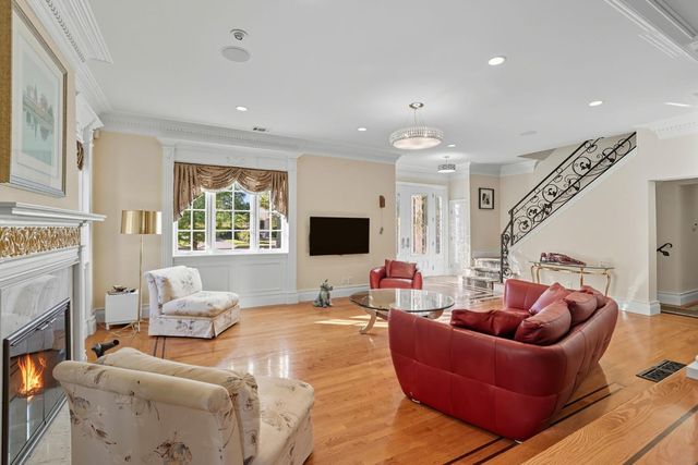 1335 38th St, Sacramento, CA 95816