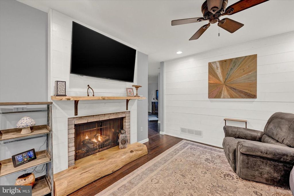 Image 16 of property listing at 4296 WOLF HILL DR, Hampstead, MD 21074