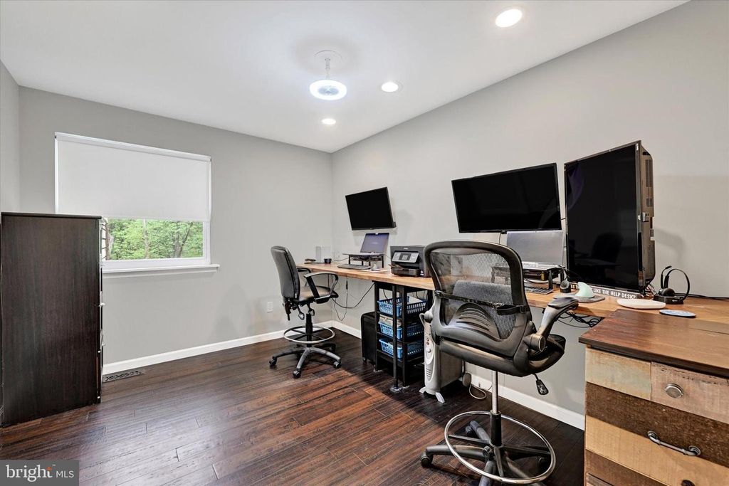 Image 23 of property listing at 4296 WOLF HILL DR, Hampstead, MD 21074