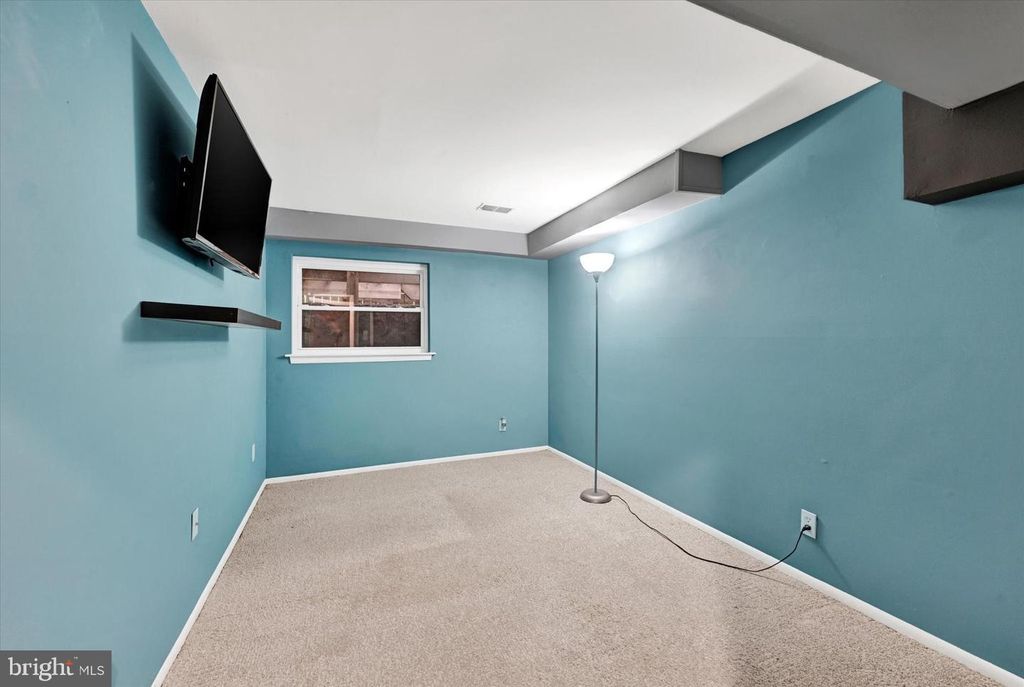 Image 27 of property listing at 4296 WOLF HILL DR, Hampstead, MD 21074