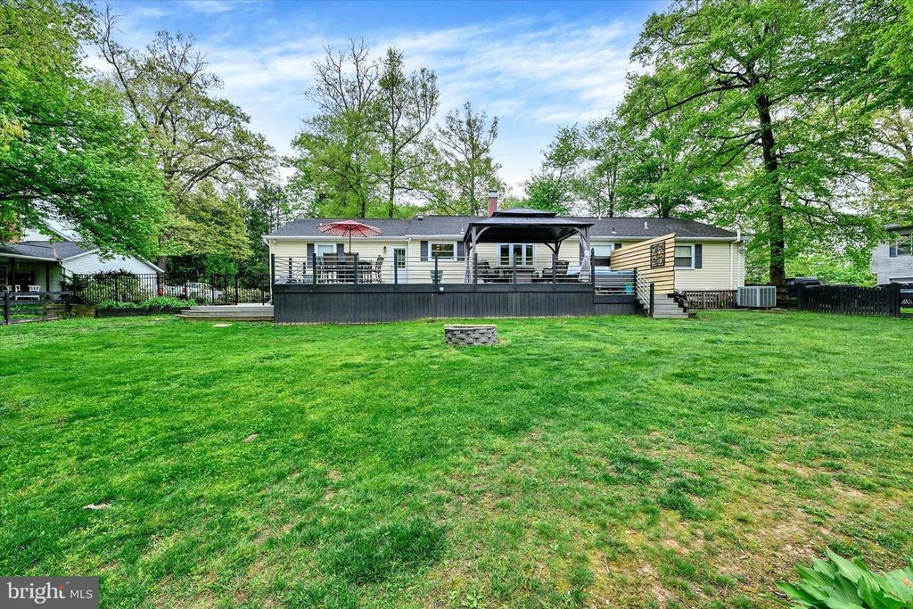 Image 3 of property listing at 4296 WOLF HILL DR, Hampstead, MD 21074