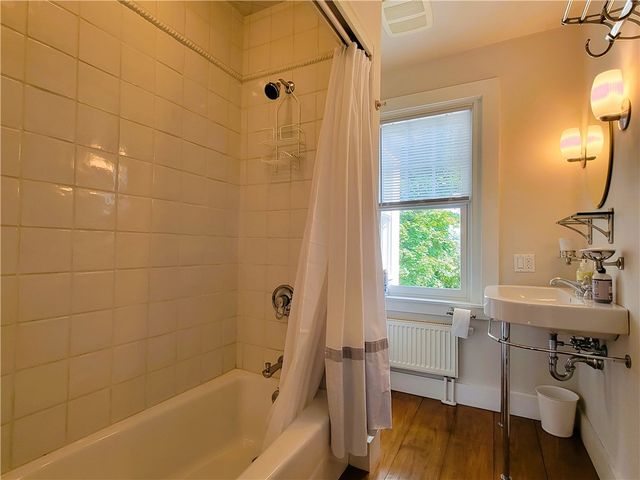 60 Prairie Avenue, Newport, RI 02840