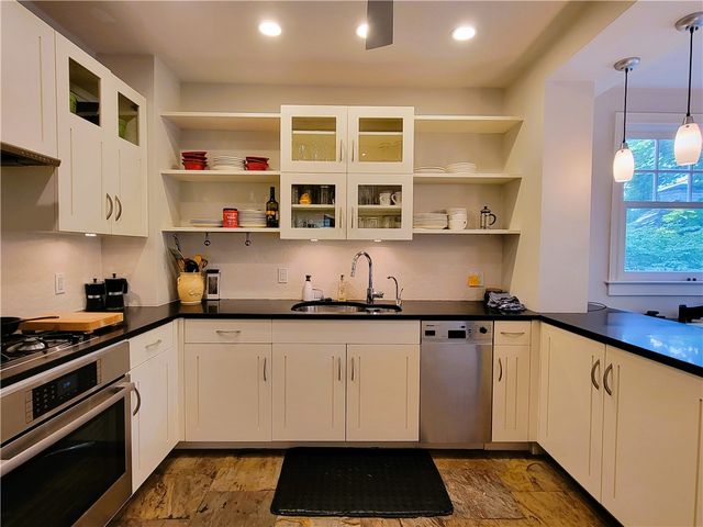 60 Prairie Avenue, Newport, RI 02840