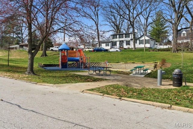 1006 Briarton Drive, St Louis, MO 63126