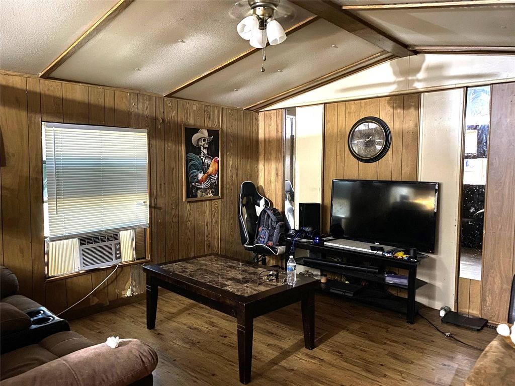 410 W North ST, Kyle, TX 78640