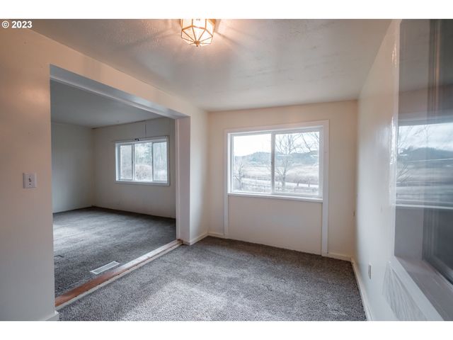 24333 VAUGHN Rd, Veneta, OR 97487