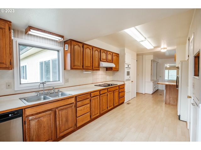 24333 VAUGHN Rd, Veneta, OR 97487