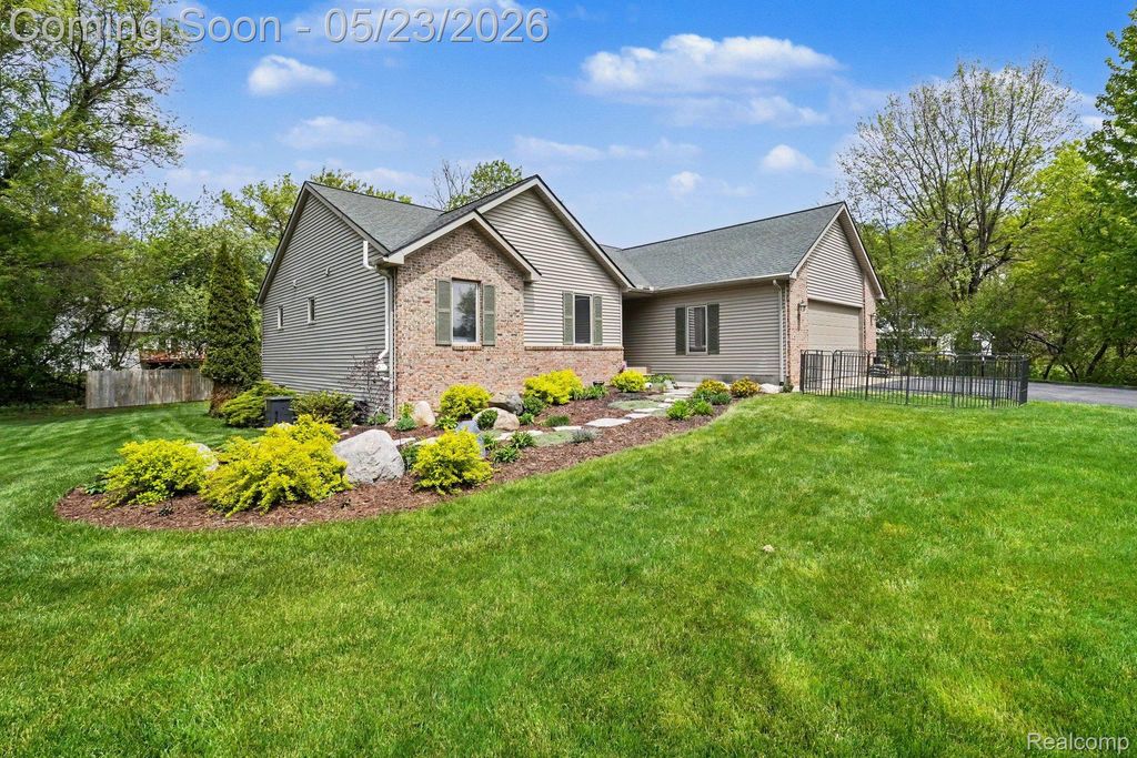 9268 Erin Court, Springfield Charter Township, MI 48350
