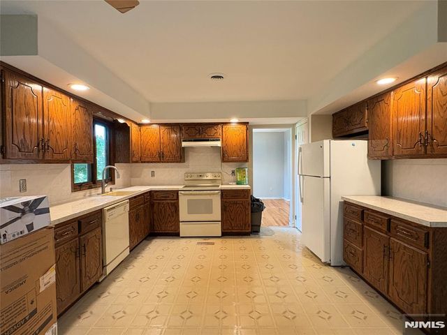 870 Ridgewood Avenue, Oradell, NJ 07649