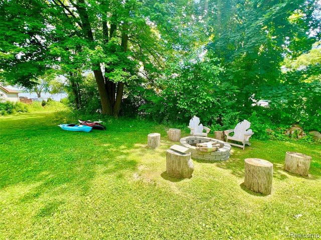 9115 Gale Road, White Lake, MI 48386