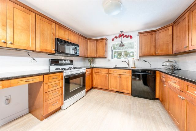 121 S Shellback Way 121, Mashpee, MA 02649