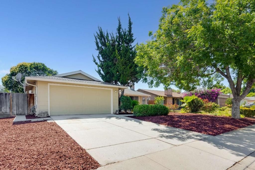 Image 2 of property listing at 2403 Ridgeglen Way, San Jose, CA 95133