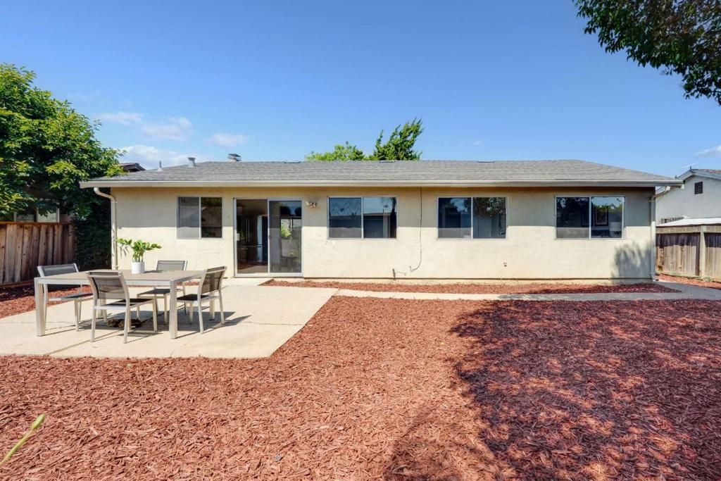 Image 27 of property listing at 2403 Ridgeglen Way, San Jose, CA 95133