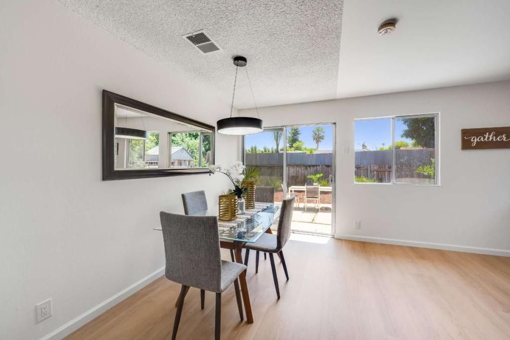 Image 8 of property listing at 2403 Ridgeglen Way, San Jose, CA 95133