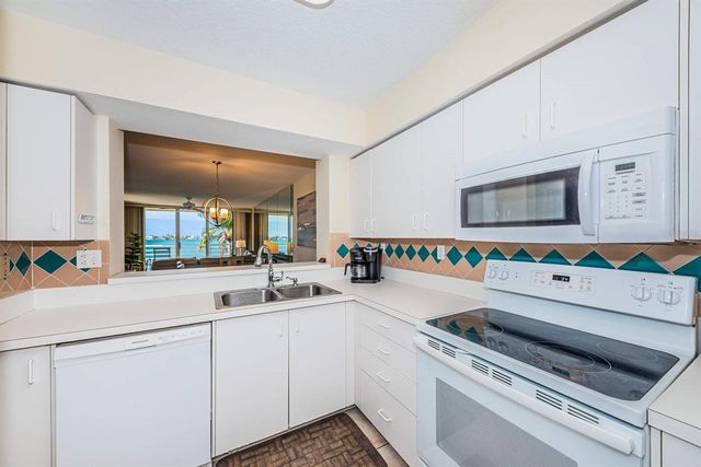 6105 BAHIA DEL MAR CIRCLE 382, St Petersburg, FL 33715