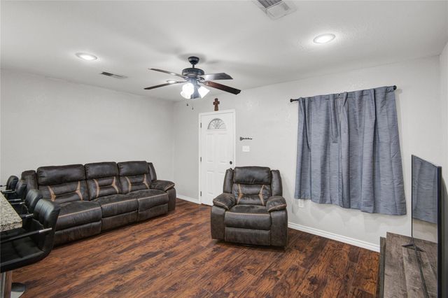 1011 11th Street N, Texas City, TX 77590