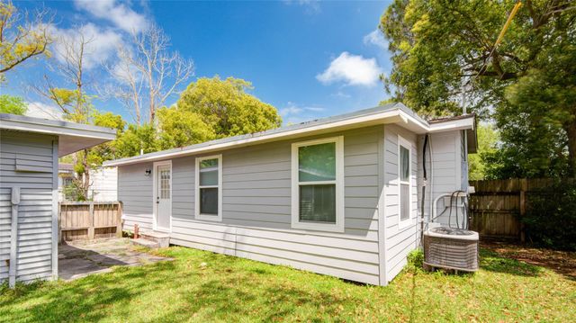 1011 11th Street N, Texas City, TX 77590