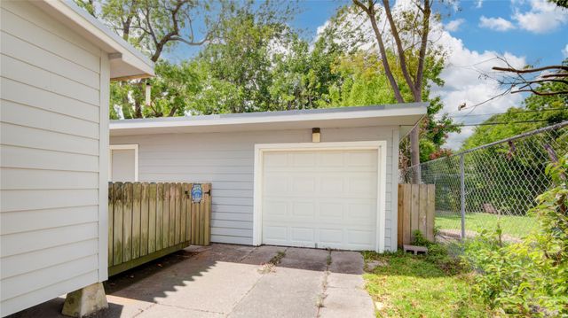 1011 11th Street N, Texas City, TX 77590