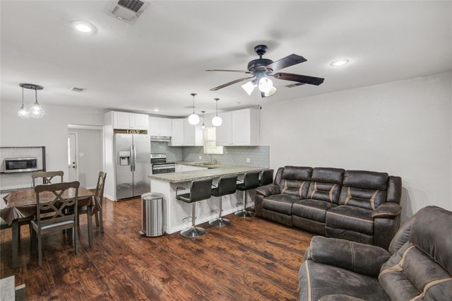 1011 11th Street N, Texas City, TX 77590
