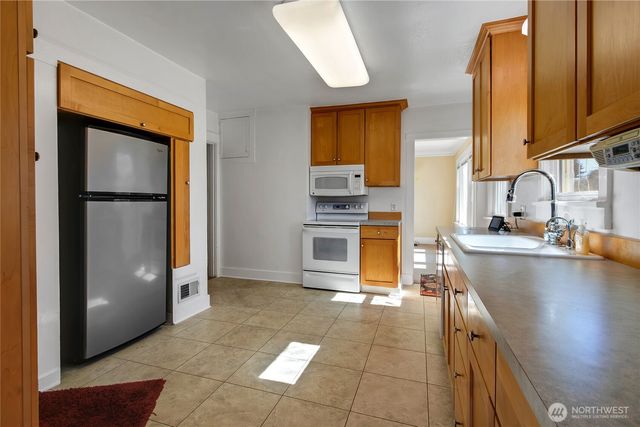 864 S Fife Street, Tacoma, WA 98405