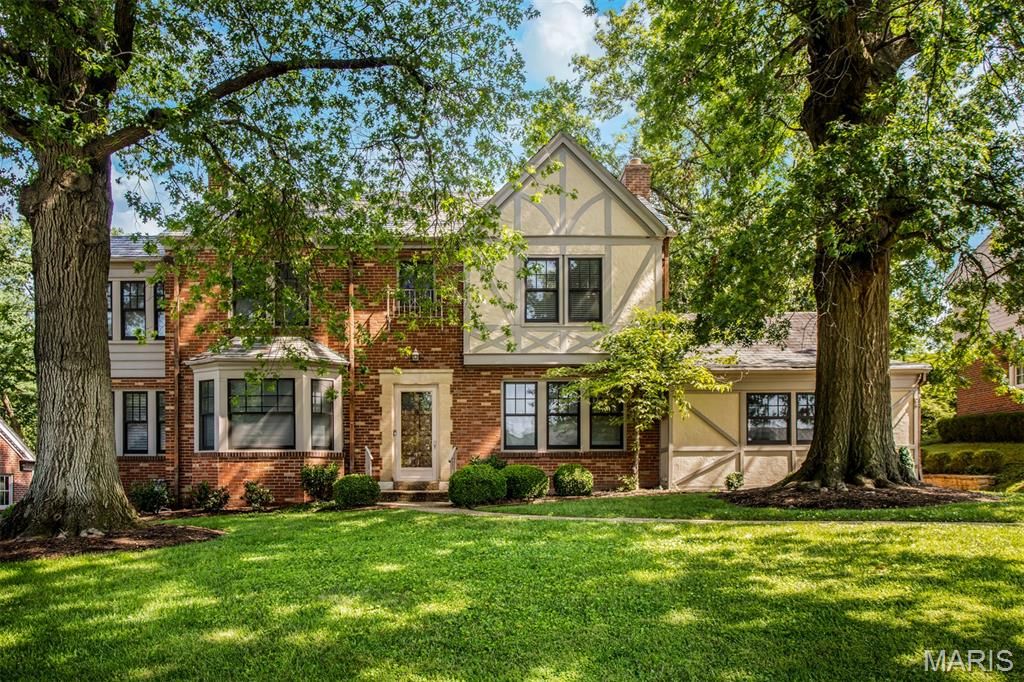 27 Thorndell Drive, Richmond Heights, MO 63117