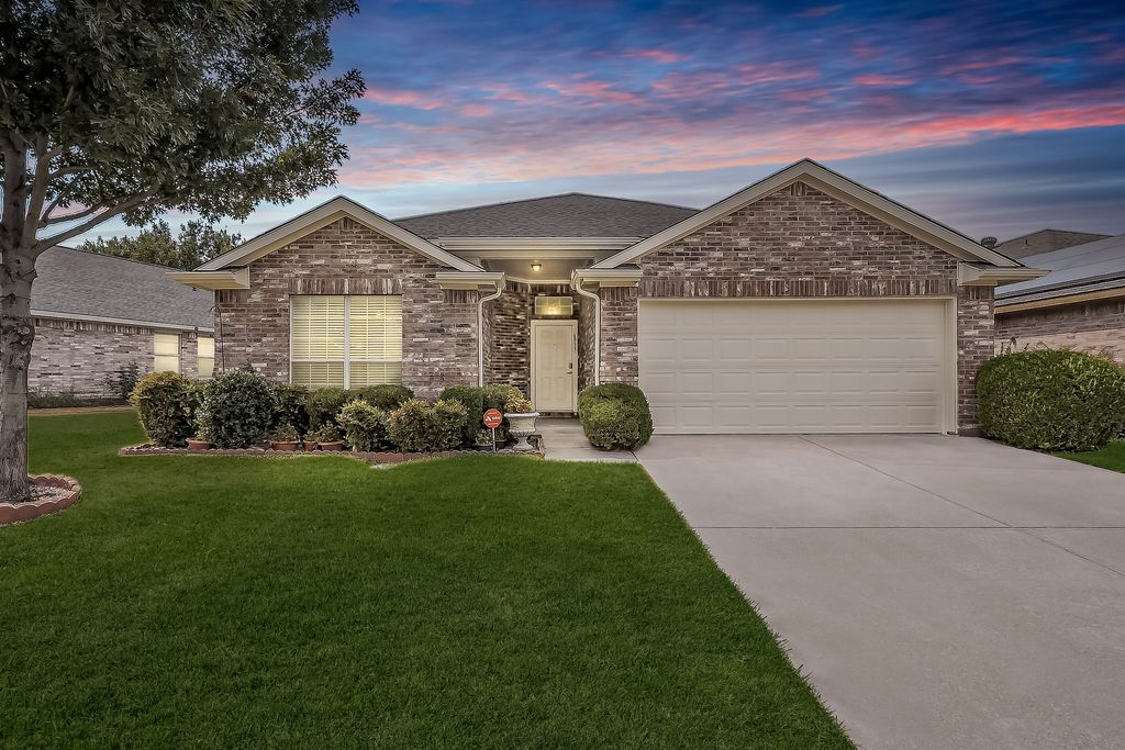 6833 Bluff View Drive, Watauga, TX 76137 — exterior