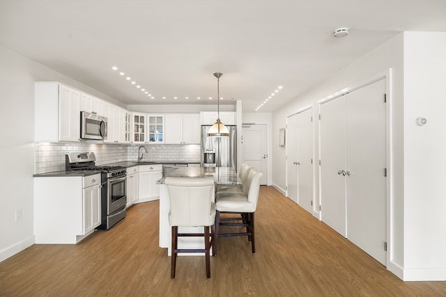 8 Whittier Pl 14F, Boston, MA 02114
