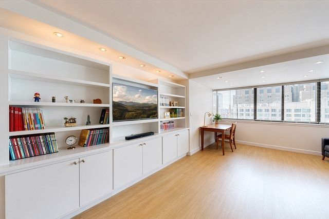 8 Whittier Pl 14F, Boston, MA 02114