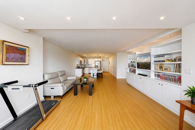 8 Whittier Pl 14F, Boston, MA 02114
