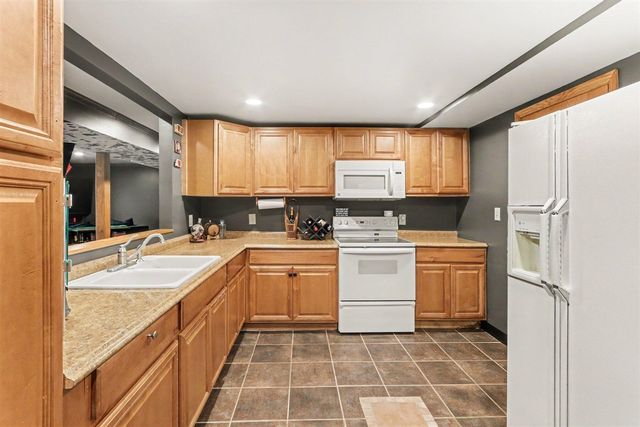 28284 62nd Avenue, Lawton, MI 49065