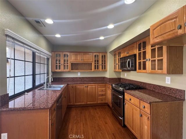 17 Mesquite, Pomona, CA 91766