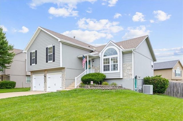 1300 SE Princeton Drive, Lee's Summit, MO 64081
