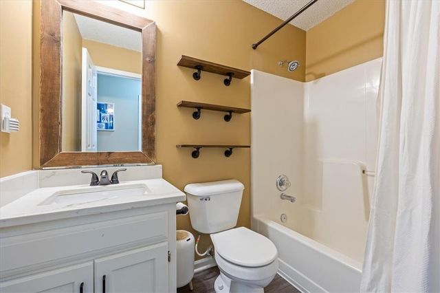 1300 SE Princeton Drive, Lee's Summit, MO 64081